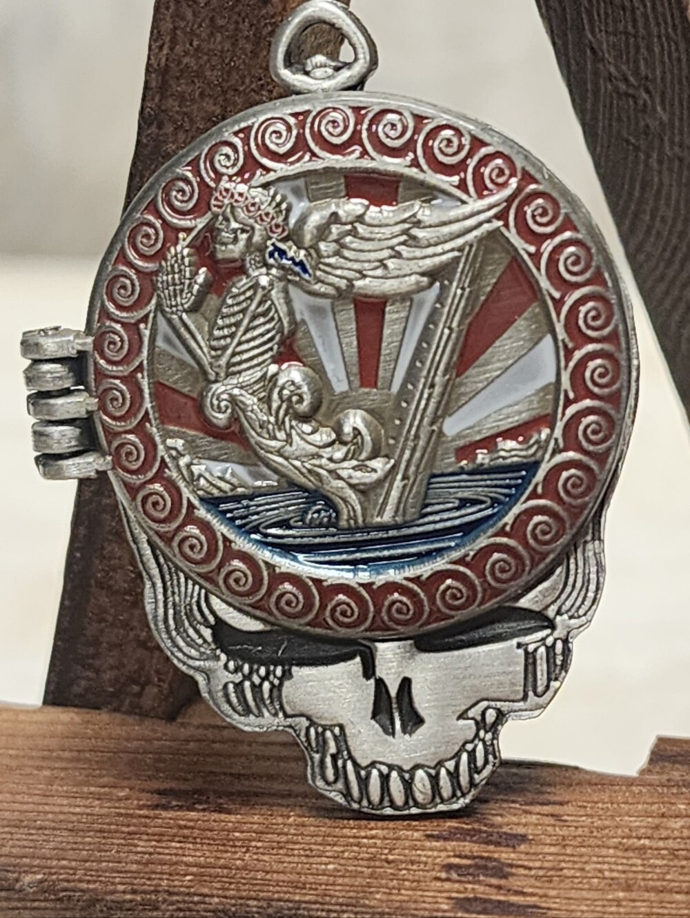 Rare Grateful Dead Limited Edition Collector's Pin Compass #65/65 with Glow.